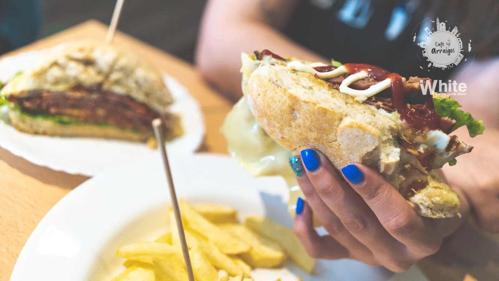 Mujer comiendo bocadillo en Café Arraigos.